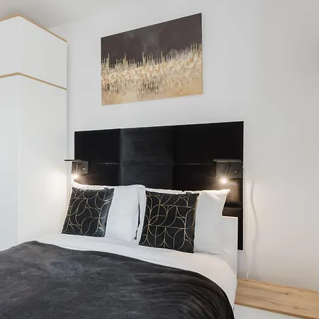 Fiqus Marcelin Deluxe By Bookinghost 포즈난